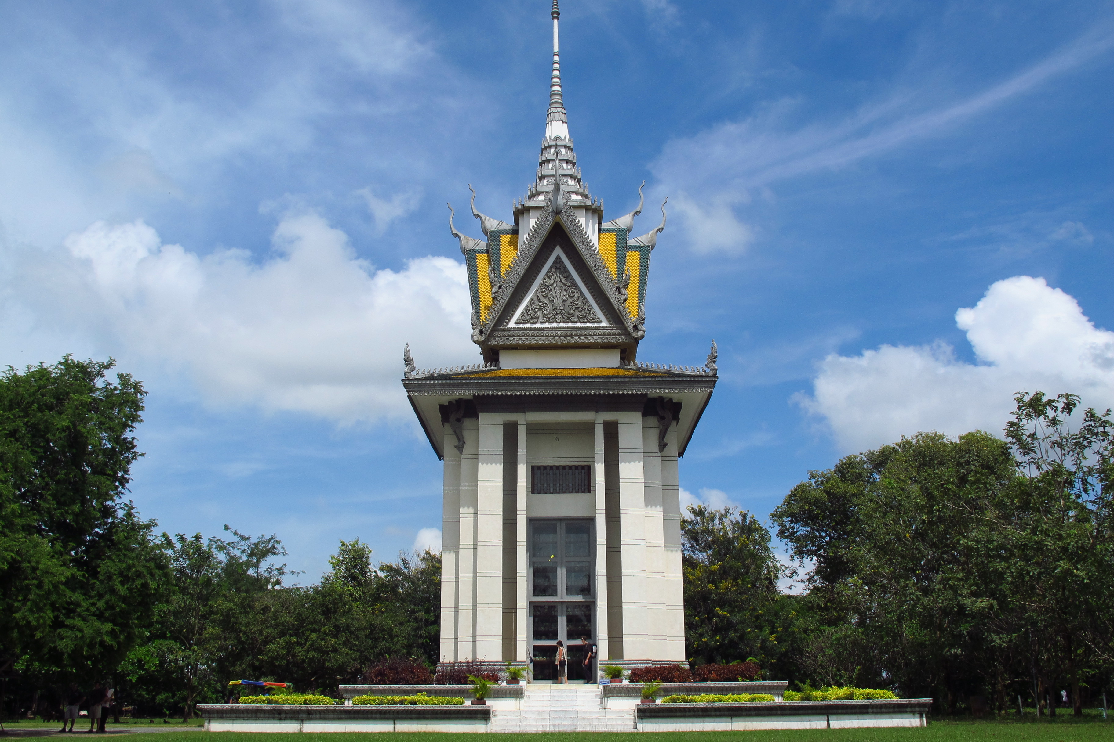 Buddhist_Stupa_at_Choeung_Ek_killing_fields,_Cambodia